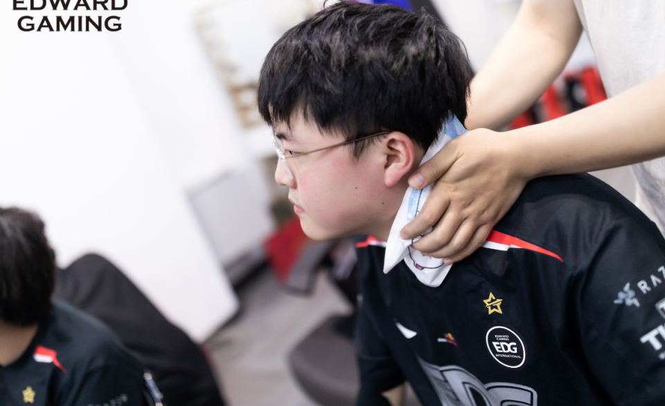 九游体育官方网站-Uzi回归赛场，关键助攻首场状态亮眼，拜仁观众沸腾！